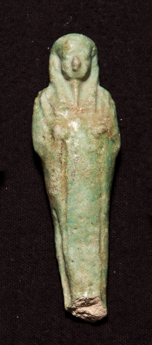 Mumiedocka, så kallad uschebti, från en grav i Thebe. Uschebin var en figur  (bland ca 300 liknande) som skulle utföra dagsverken åt den döde i dödsriket (en för varje dag)

Skägget daterar den till ca 500 - 300 f kr
