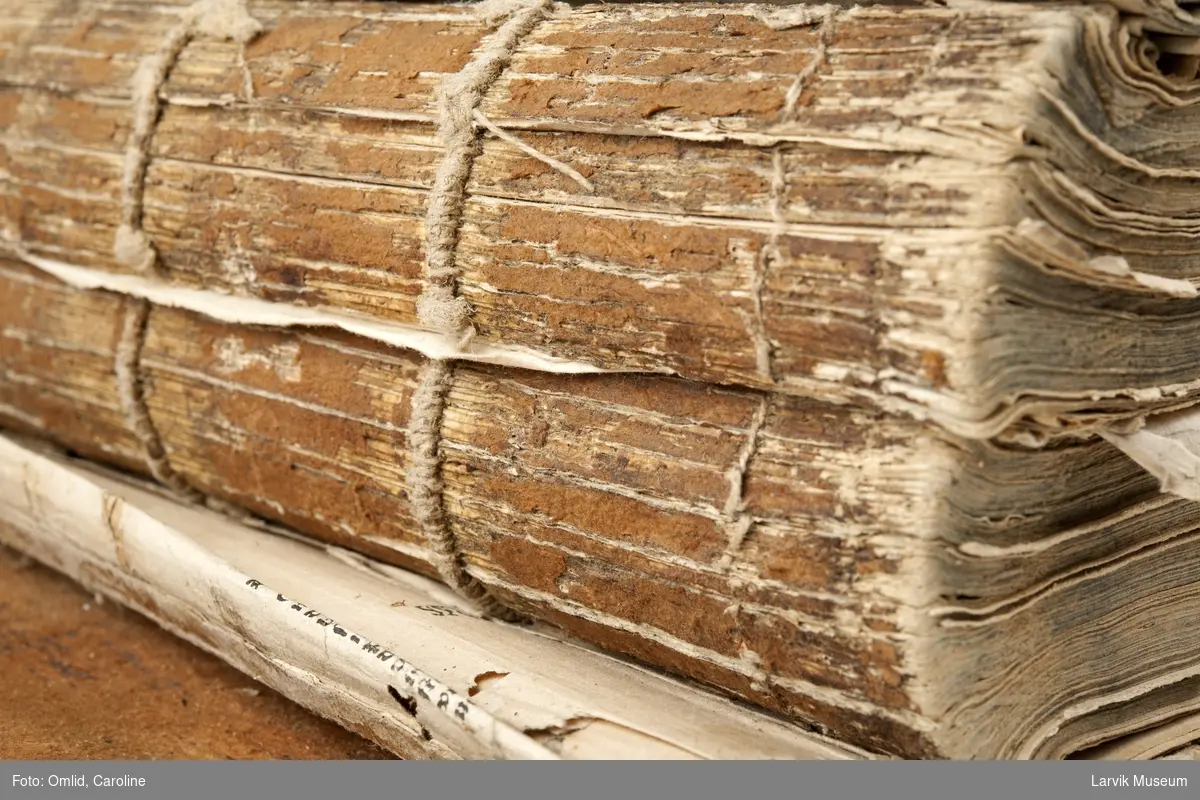 Innbundet bibel m ca. 1450 sider, trykket på gammeldansk. Bladene sydd sammen i ryggen og limt til permen (av tre og hud) to spenner av jern og messing, festet med jernstifter ...

