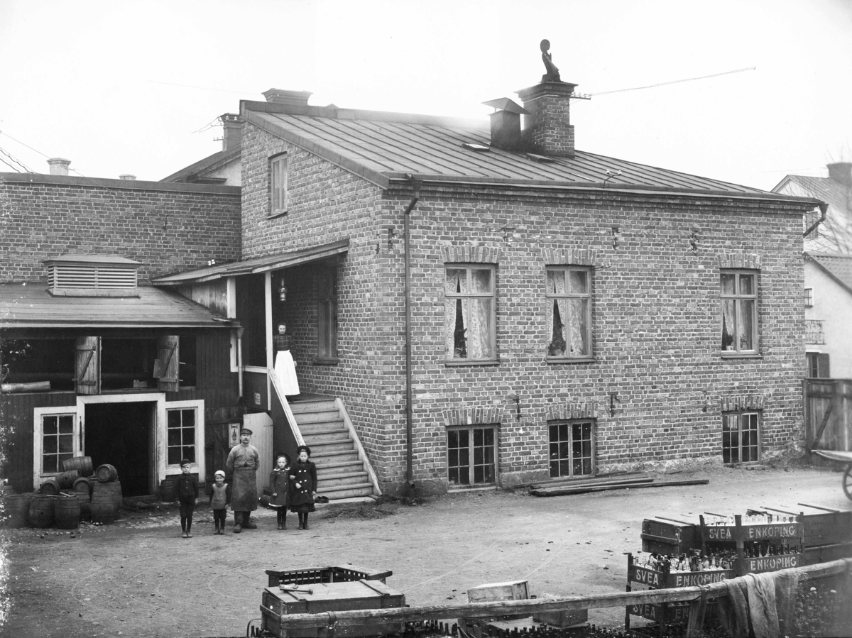 Västra Ringgatan 11, Enköping, vy från norr, tidigast 1906. Troligen Nya Bryggeriet och Vattenfabriken Svea, innehavare J. E. Karlsson (1875-1910).