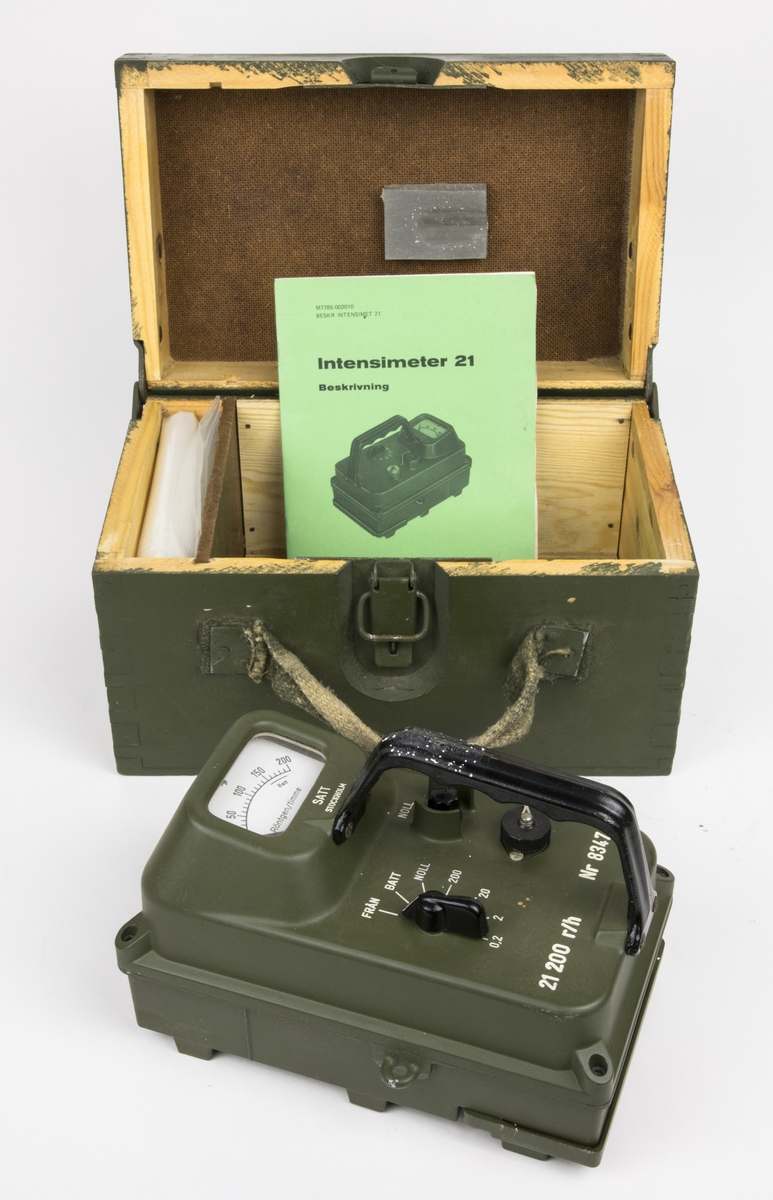 Intensimeter 21MT i trälåda. I trälådan ligger även ett axelband, en plastpåse  samt en instruktionsbok.