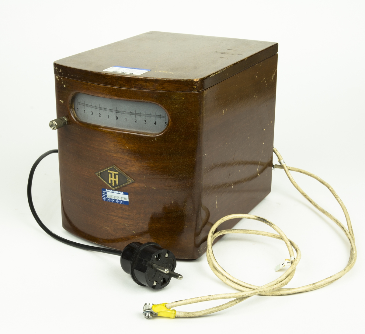 Galvanometer Typ SR4-45. I alla typer av galvanometrar utnyttjas växelverkan mellan ett magnetfält och en strömförande ledare. Galvanometer är ett känsligt instrument till för att mäta svaga elektriska strömmar. Medföljer kablage.