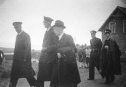 Kongebesøk i Vadsø 12.07.1946. Kong Haakon VII med følge. He