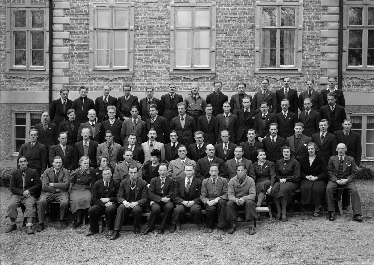Grupporträtt - elever och lärare vid Wiks folkhögskola, Balingsta socken, Uppland 1938