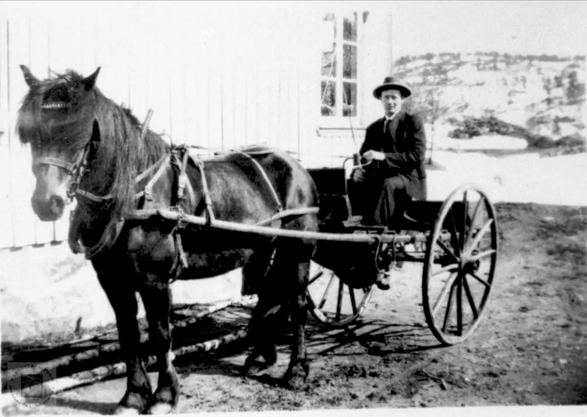 Otto Birkeland med kjøretøyet sitt.