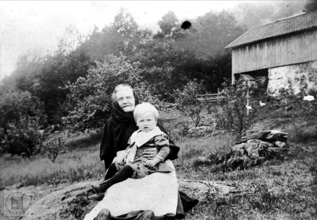 Farmor m/barnebarn. Sillebertine Sveinall og Ånen Nyvoll.
