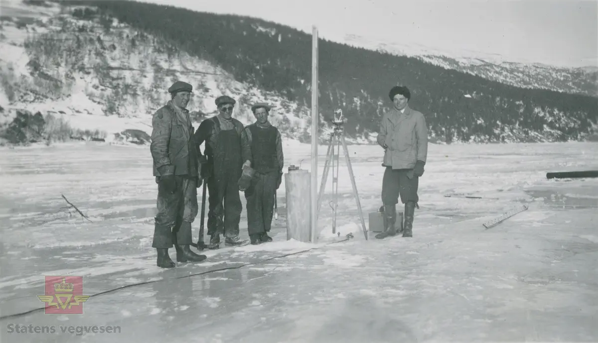 Album fra 1929-1943. Lia bru over Ottaelva i Lom 1940. Oppmåling med nivelleringskikkert på isen.