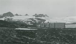 Boligbrakke på Dølefjellet (Dølefjedle) ved bygging av Sogne