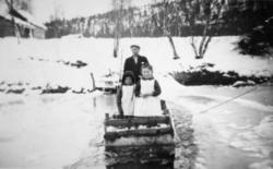 På tur over elva ved plassen Gamnes i Tverrelvdalen. Bak på 