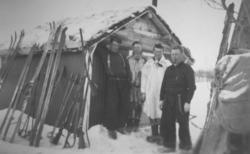 På jakt på fjellet ved Ginos-koia. Utenfor trekoia står Sver