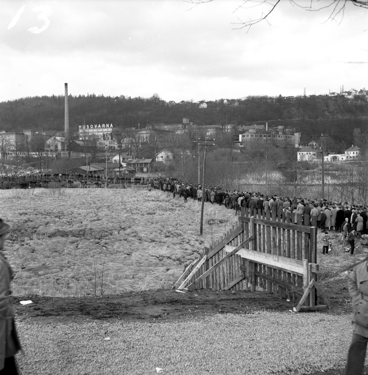Lokalderby i fotboll på Vapenvallen i Huskvarna mellan J-Södra och HIF     den 15 april 1956.