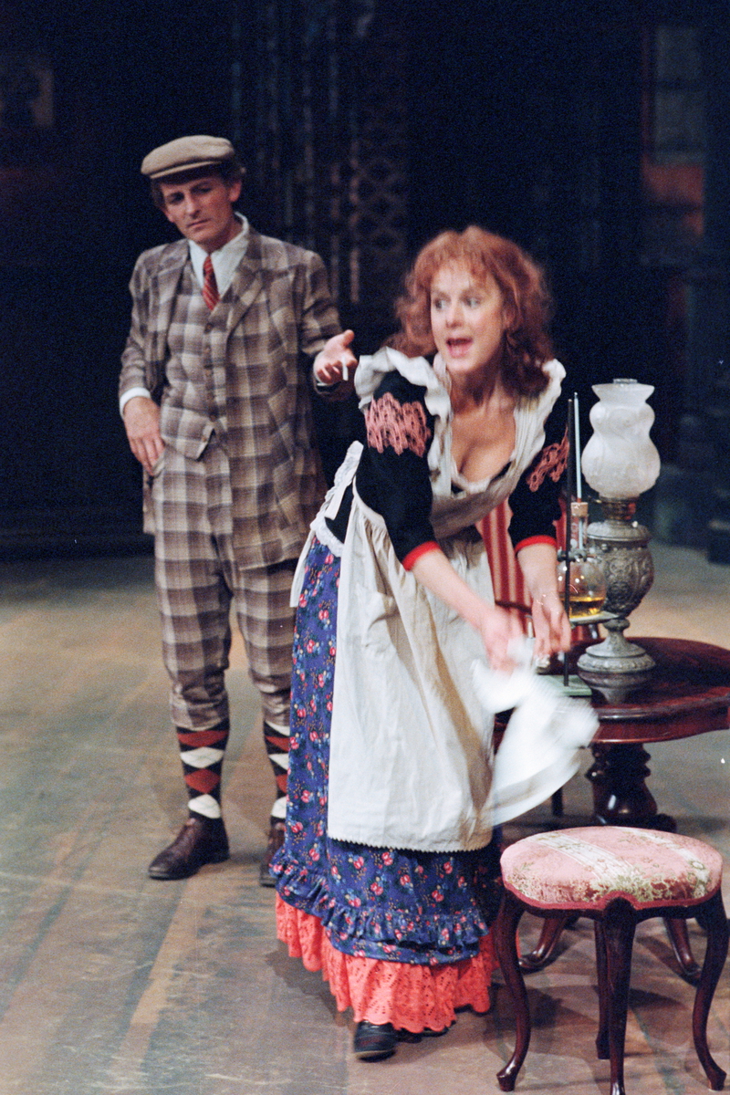 Scene fra Nationaltheaterets oppsetning av Maxim Gorkij "Solens barn". Forestillingen hadde premiere 18. oktober 1979. Ernst Günther hadde regi og Lubos Hruza kostymer og scenografi.