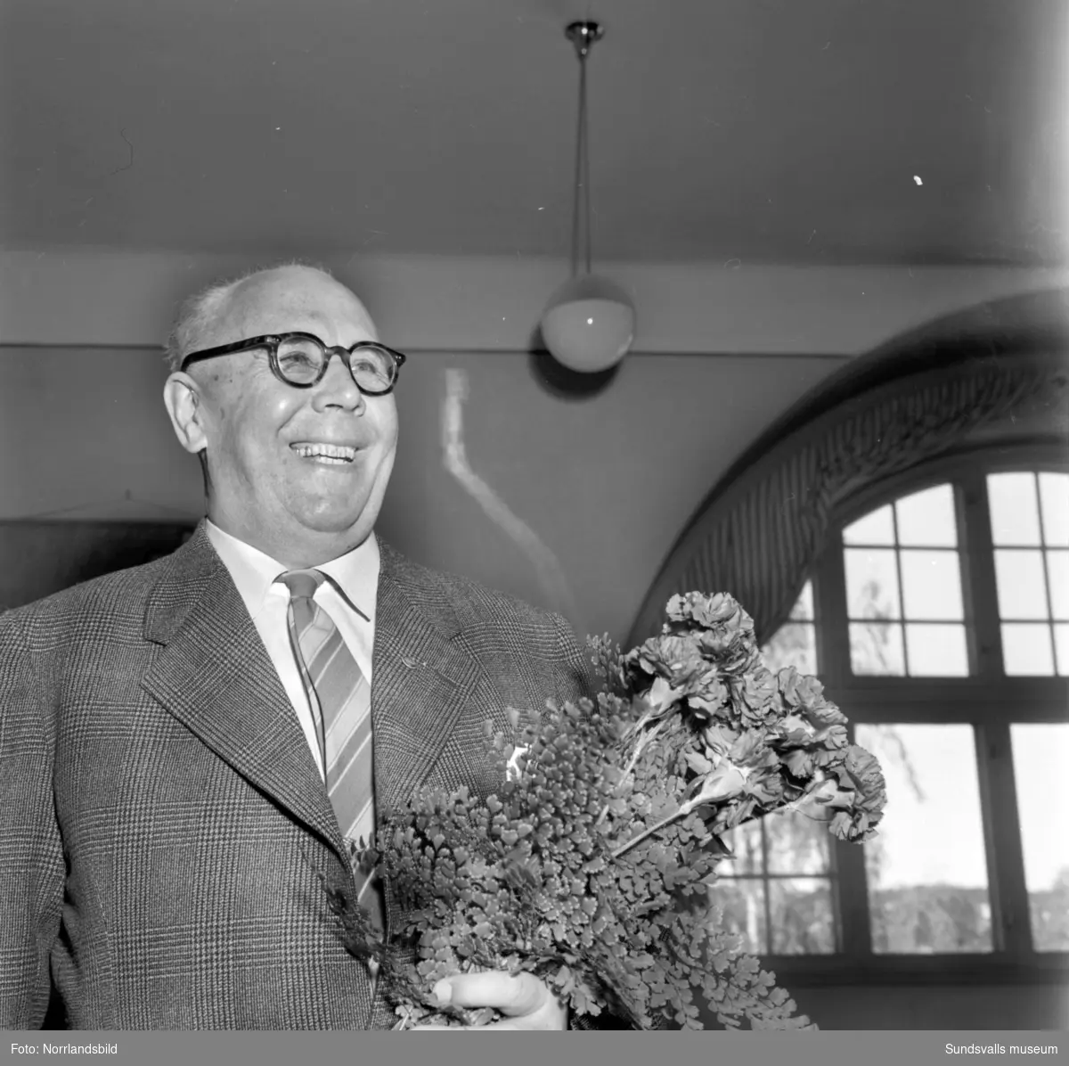 Folkskollärare Olle Lindström, Skönsberg, får blommor. (Avtackning, pensionering?)