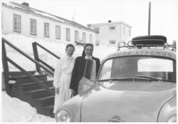 Reisende sykepleier Ingeborg Søvik står ved siden av en bil 