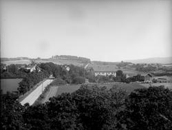 Sett fra Norderhov kirke. 
Kirkeskolen
I bakgrunnen Stavhe