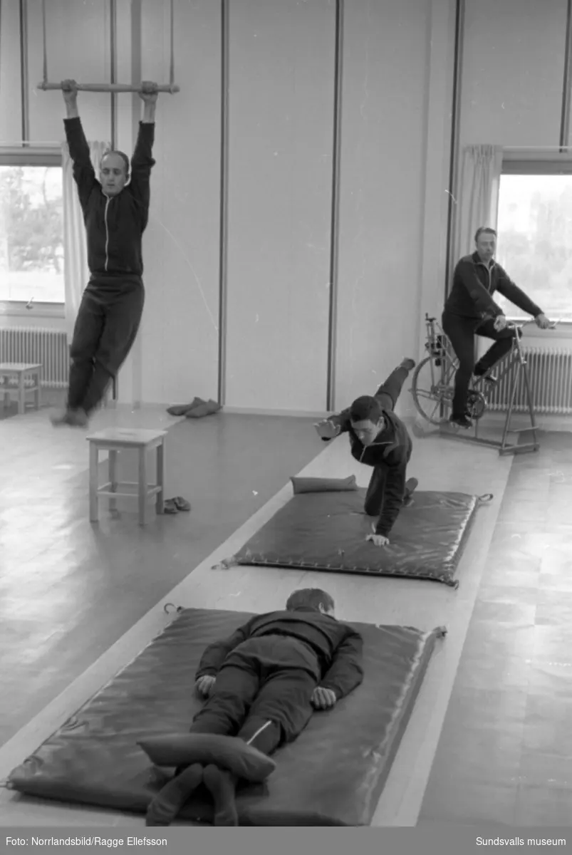 Rygginstitutet i Torpshammar. En stor serie bilder från verksamheten med olika typer av träning, massage och lyftteknik. I vit rock föreståndaren, gymnastikdirektör Svein Wagn Christiansen.