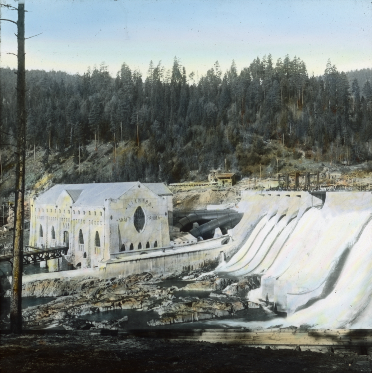 Håndkolorert dias. Damanlegg og kraftstasjonen ved Lienfoss.