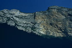 Landskapsbilde av en steil bergvegg, bildet er tatt bratt op