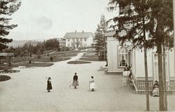St. Olafsbad i 1870. Jenter spiller crokket. Det var slik Mo