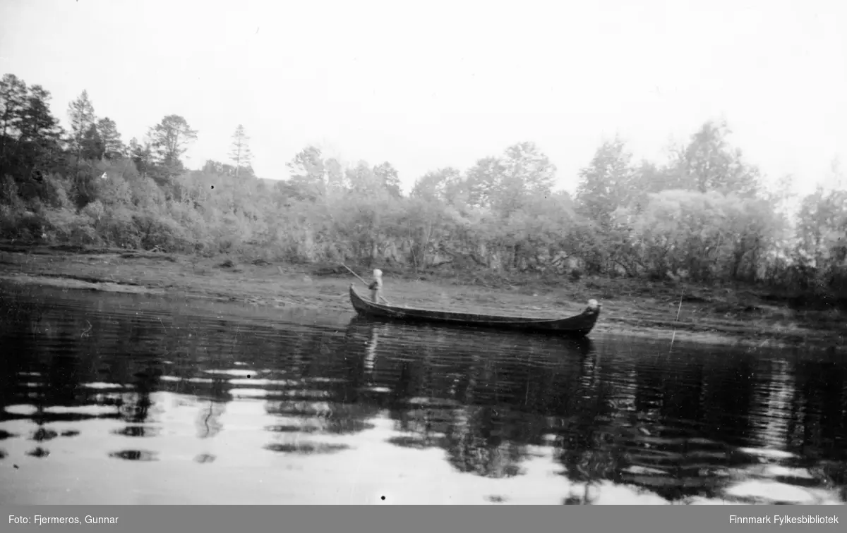 En elvebåt med to barn ombord på et blikkstille vann. Personer og sted er ukjent, men bildet er tatt sommeren 1946.