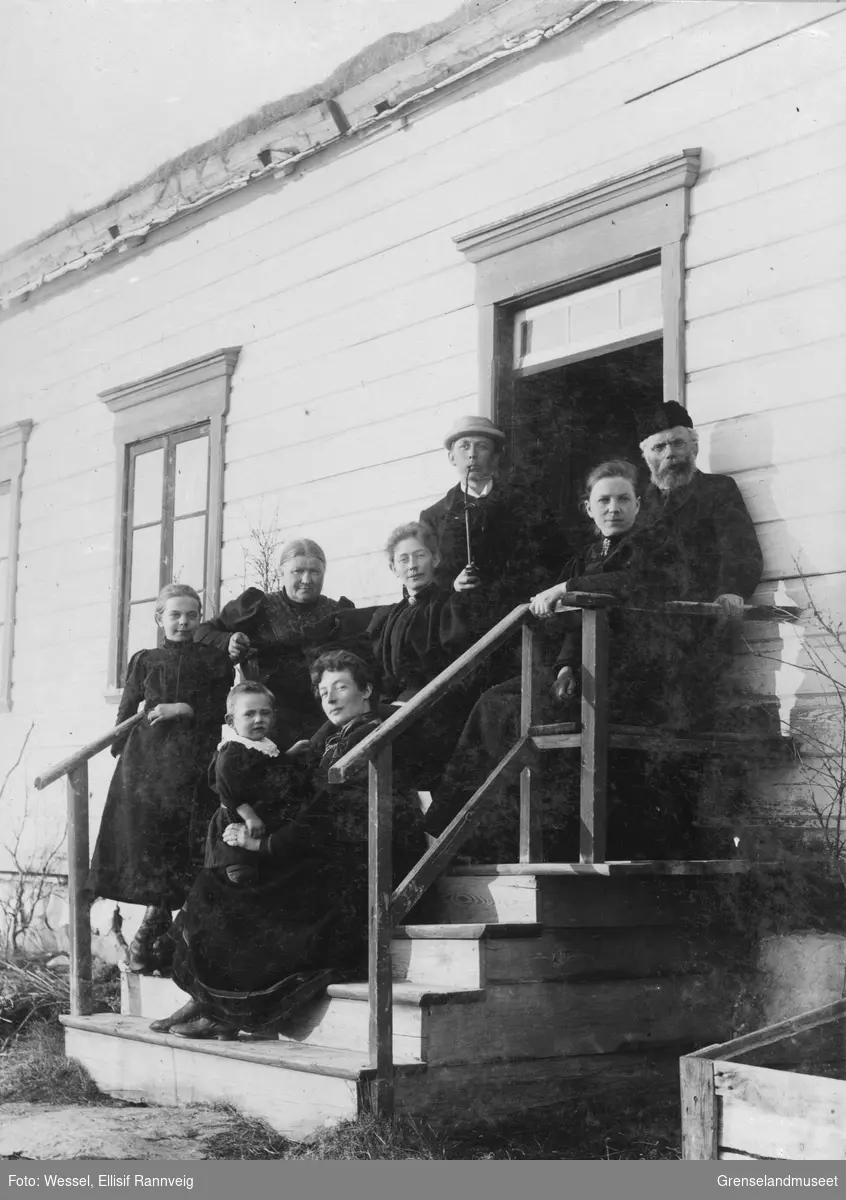 Lærer, kirkesanger og klokker Anders Nilsen Tokle med familie fotografert på trappa til klokkergården.