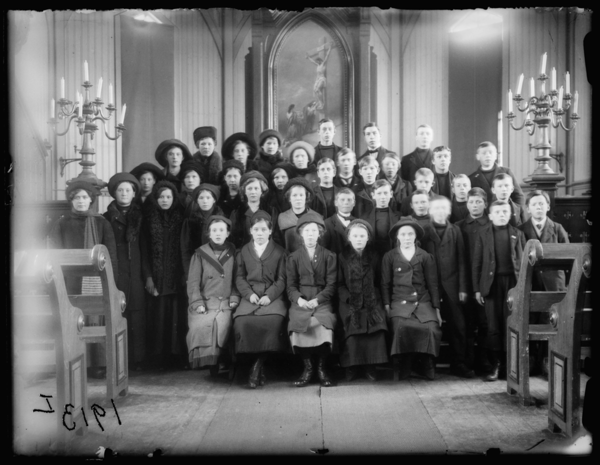 Konfirmanter i Vardø kirke 1913. Fotografert inne i Vardø kirke.