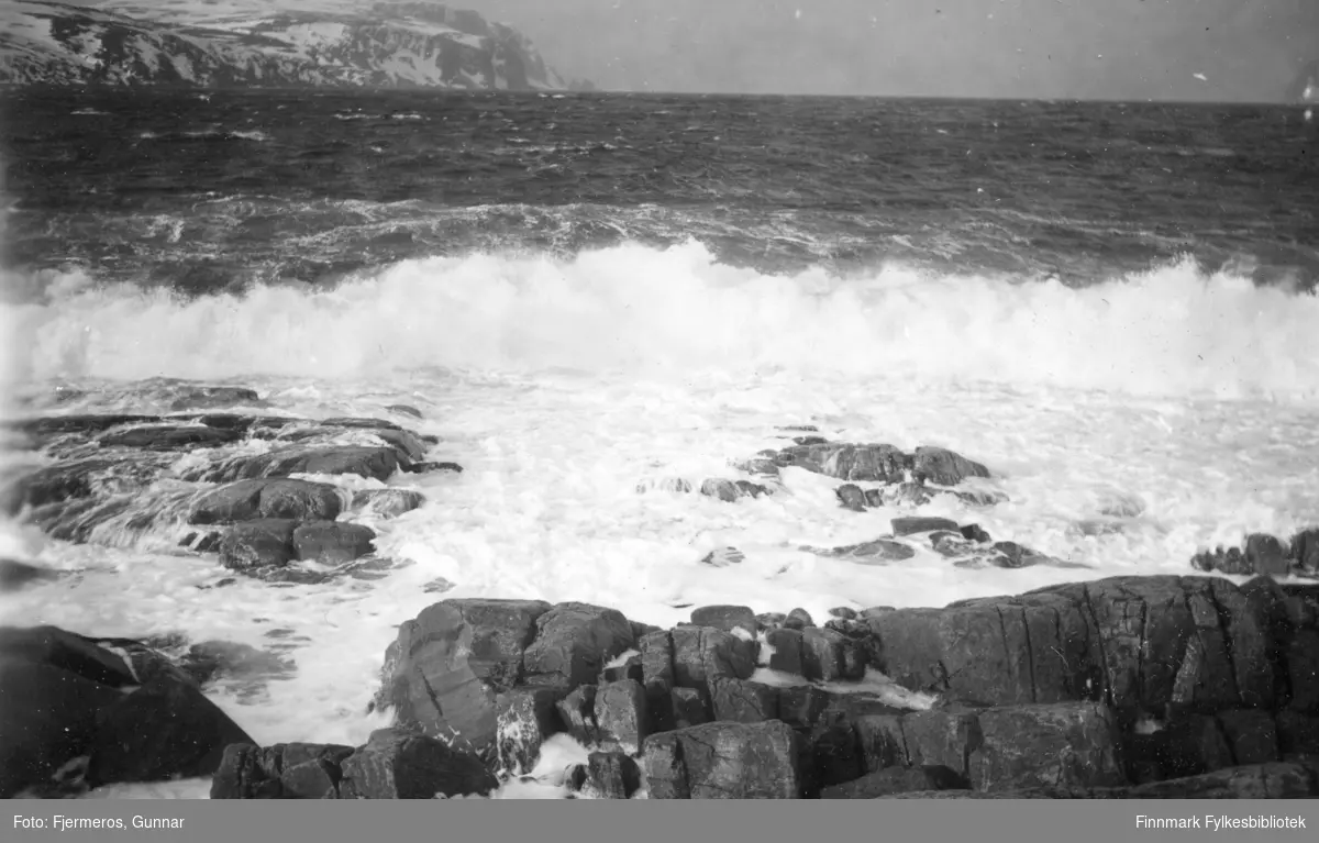 Store bølger slår inn mot berget like utenfor Honningsvåg under en storm i mars 1948