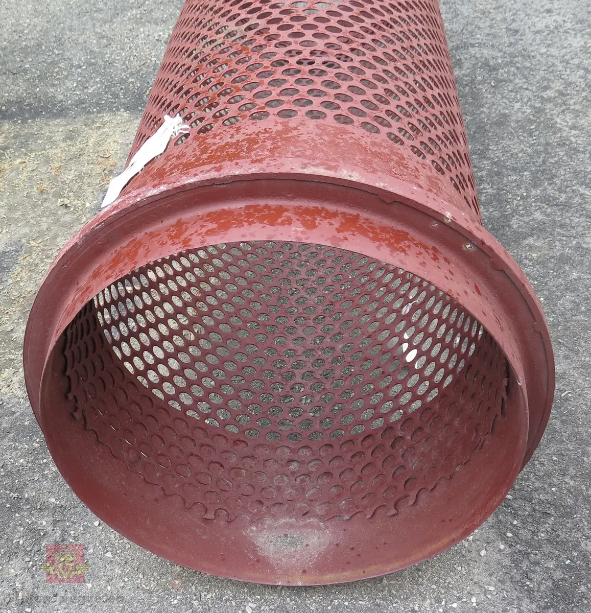 Sylindrisk sorteringstrommel, lagd av perforert (25 mm hull) stål/jernplate. Påført rød Coroless grunning (rustbeskytter).