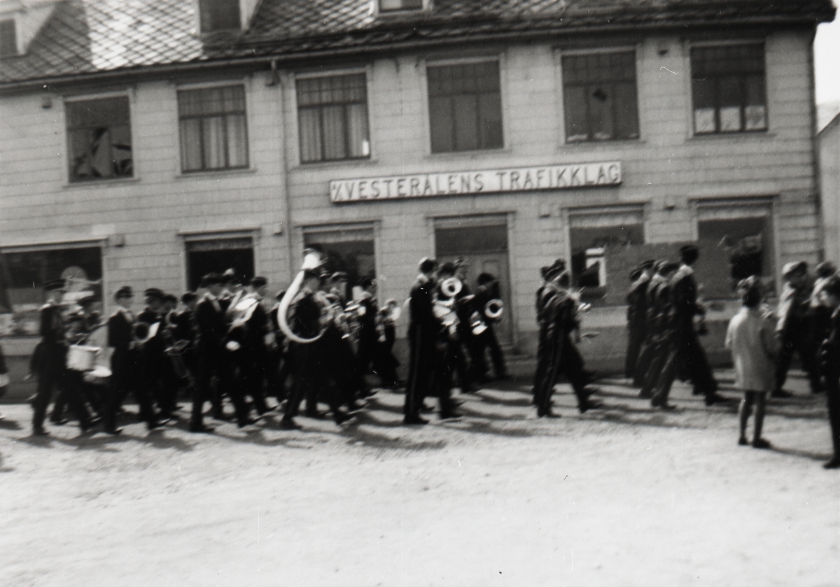 Musikkorps i Strandgata på Sortland. Ellingsen-gården med kontorene til Vesterålens Trafikklag.