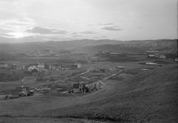 Nardoområdet sett fra Moholt-lia. Tveråbaks landhandel sees 