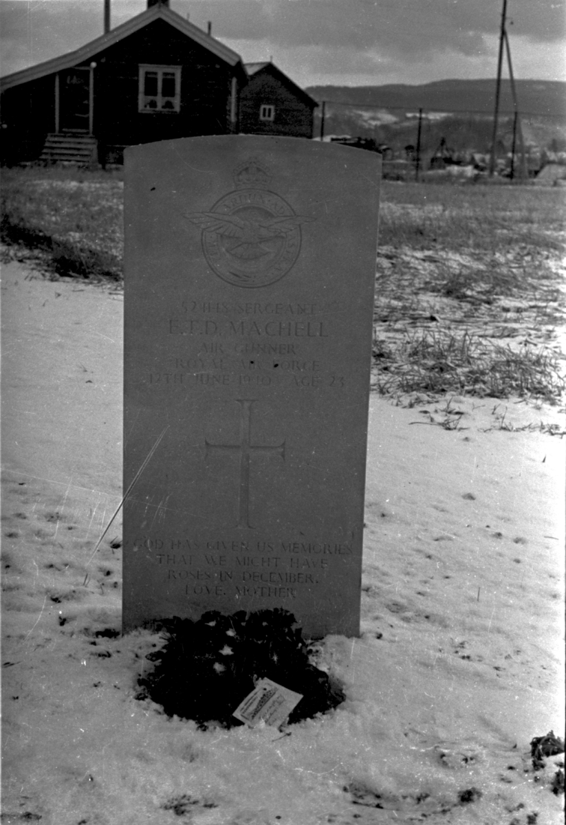 Gravstedet til Sargeant RAF E.T.D. Machell på Stavne kirkegård