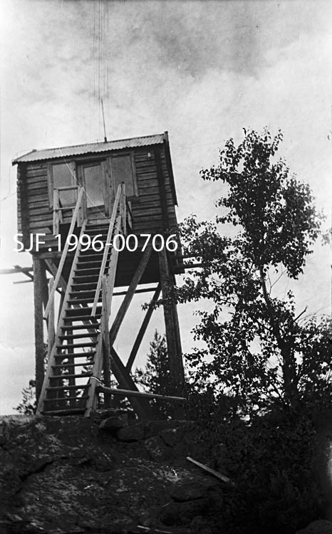 Skogbrannvaktstasjonen på Spydeberg varde, som ligger på grensa mellom Spydeberg og Hobbøl i Østfold.  Denne stasjonen skal være bygd i 1910.  Den var neppe lenge i drift.  Tårnet er reist på ei bergflate.  Konstruksjonen består av ei laftet hytte på et fundament av fire kraftige stolper med avstivende kryss på alle sider.  Vakthytta er rektangulær og har bølgeblikktekket saltak.  Midt på taket stikker det opp noe som antakelig må ha vært en lynavleder.  Adkomsten skjer via ei trapp fra berget opp mot ei dør på ei av langsidene på hytta.  Til høyre for tårnet står et lauvtre. 