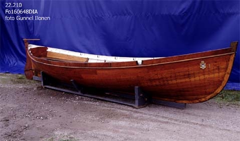 Spetsgattad låringsbåt till kryssaren FYLGIA, livbåt. 12-huggare. för segel och rodd. Utrustad med 6 st åror, 2 st master, 2 st loggertsegel och fock, 1 st vimpelstake, 1 st roder och 1 st rorkult