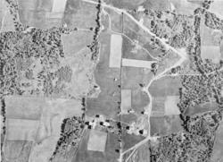 Flyfoto over Bjølverudgårdene 22.6.1959, til venstre er Nord