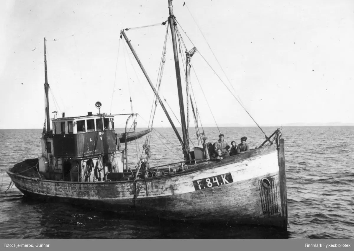 En fiskeskøyte med flere menn stående ved baugen. Det kan se ut som båten heter "Liv III" og bildet er tatt på feltet øst for Nordkapp våren 1948.