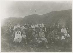 En stor gruppe mennesker i finere klær. Fotografert ute på f