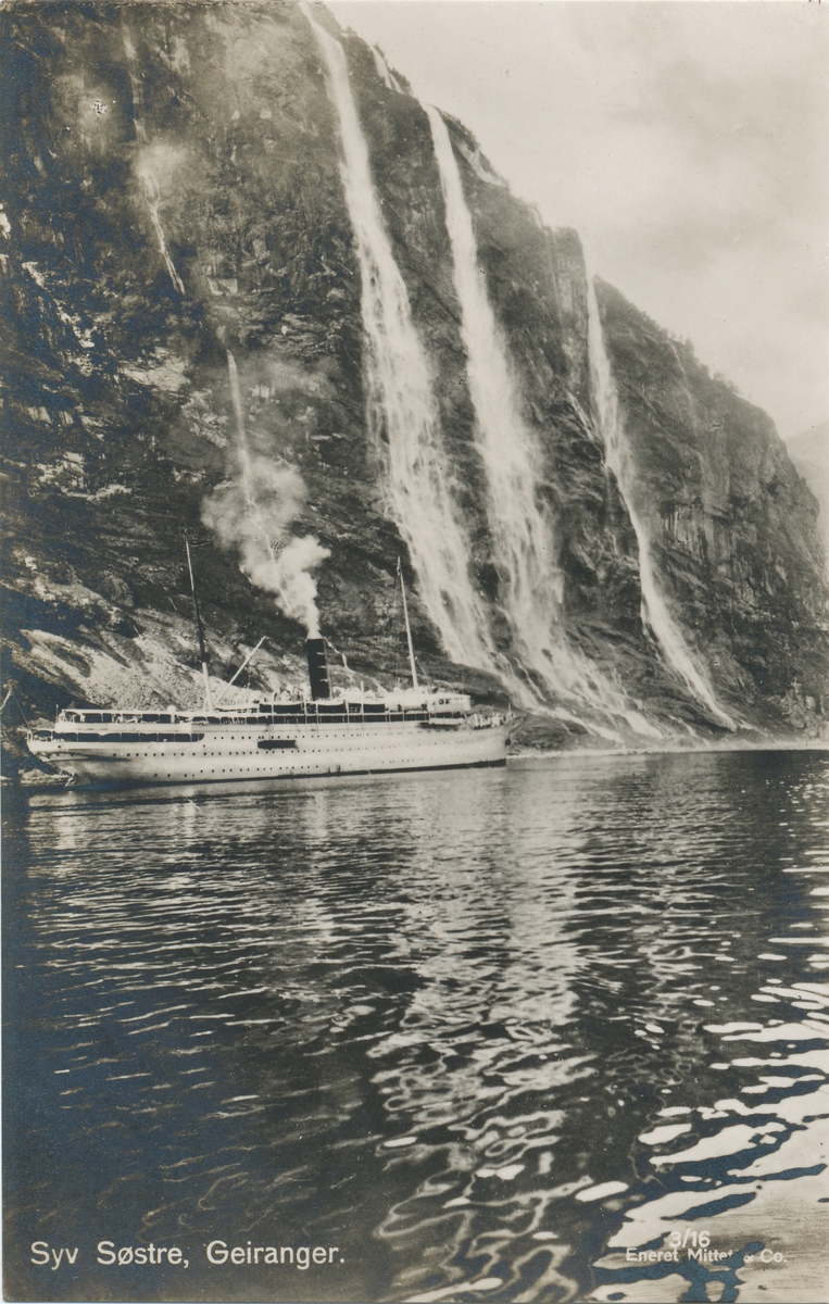 Et dampskip foran "De syv søstre" i Geirangerfjorden.