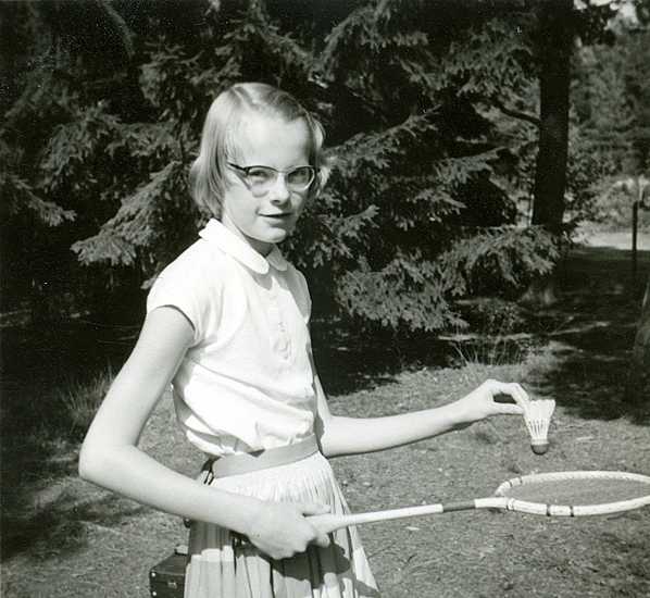 Ann Madgård (släkting) spelar badminton med Veronika. Racket beige, grönt, observera fjäderbollen.