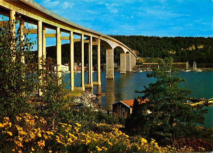 Text på vykortet: Nötesundsbron från fastlandet med Orust i bakgrunden.