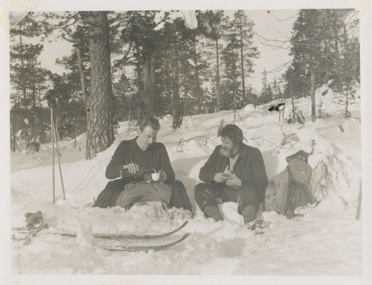 Ingvald Skjeldrup med venn tar en drikkepause under en skitur.