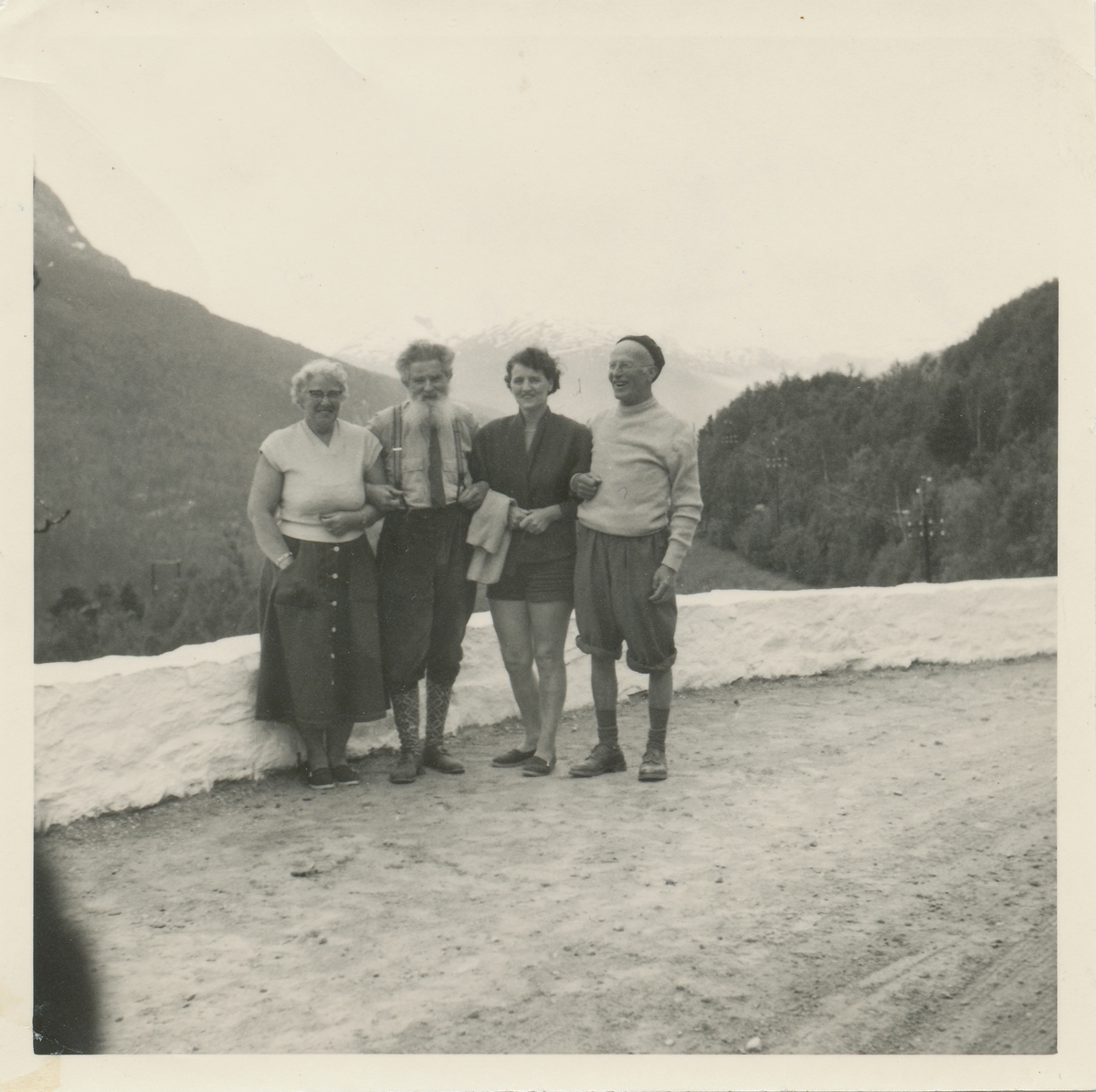 Ingvald Skjeldrup poserer sammen med tre svenske turister ved et utsiktspunkt.