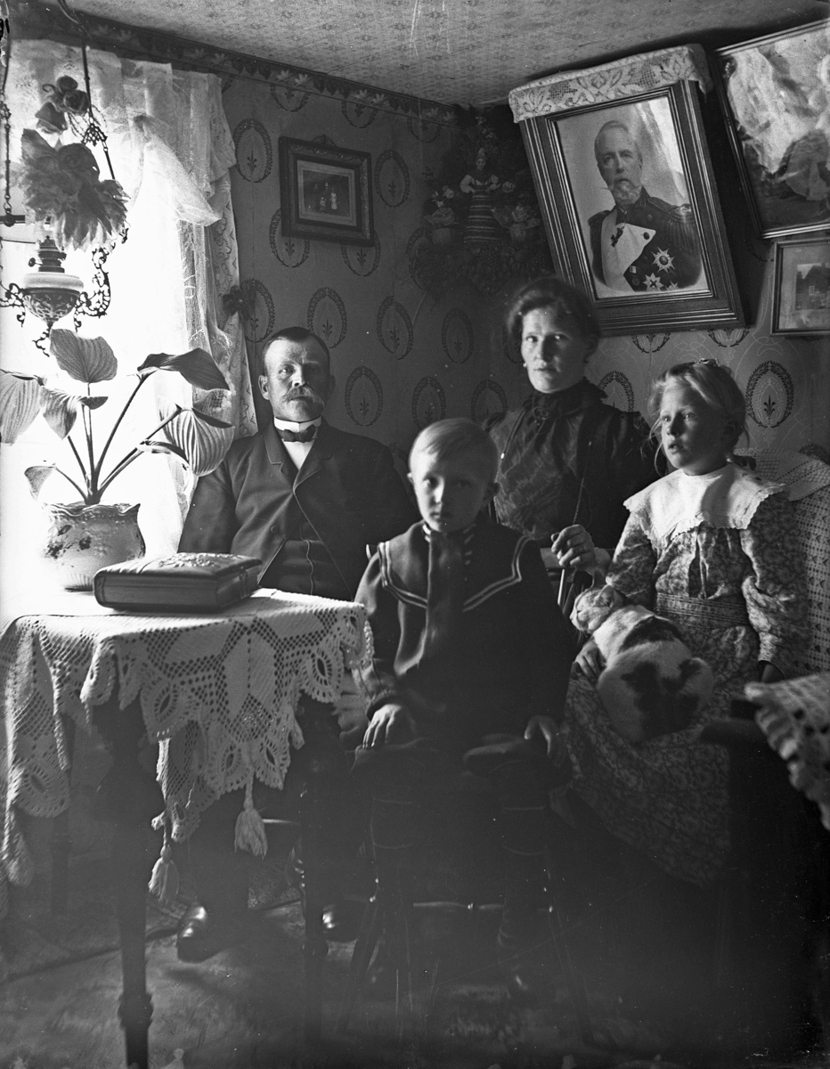 "Grupp i rum, Ekborgs kammare", ev. Hamby, Bred socken, Uppland, 30 maj 1909