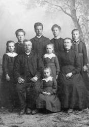 Portrettbilde, familie på ni personer, mann og kone med sju 