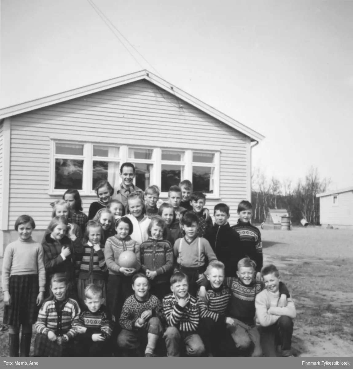 Boftsa skolens 4. og 5. klasse sammen med sin lærer Arne Mømb fra Øvre Rendal. Året er 1957-58.