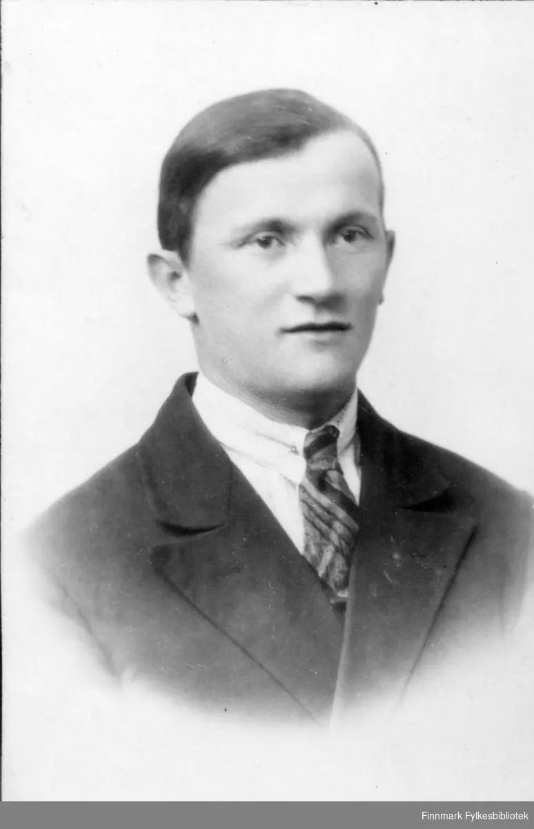 "Peder Nikolai Johansen (ble kalt Nikolai) var onkelen til Ester Slettvolds far. Han ble født 23.11.1903 i Brennelv, Lakselv. Han døde i Karasjok i 1934/35 av tuberkulose. Han ble omtalt som "Nikovainen" (avdøde Nikolai) av senere slektsledd."