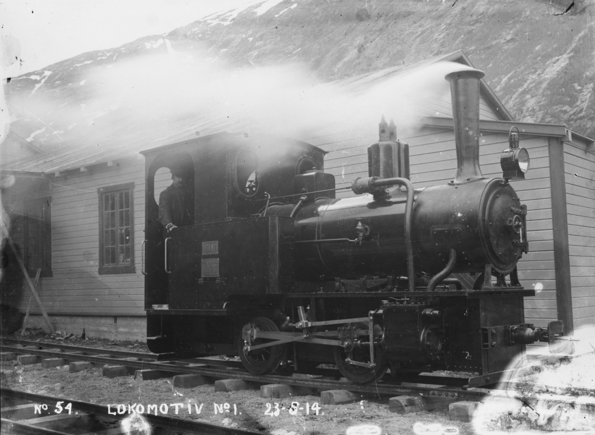 Prøvekjøring av Aurabanens lokomotiv nr. 1. 
Billedtekst: No 54 Lokomotiv no. 1 23-5-14.