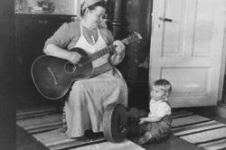 Bestemor med gitar