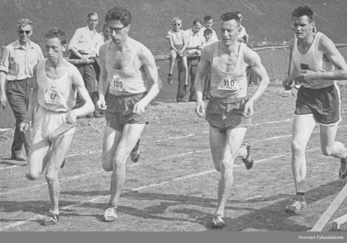 Ragnvald Dahl (til venstre) vinner gullmedalje i 5000 m i NNM i Tromsø 1959.