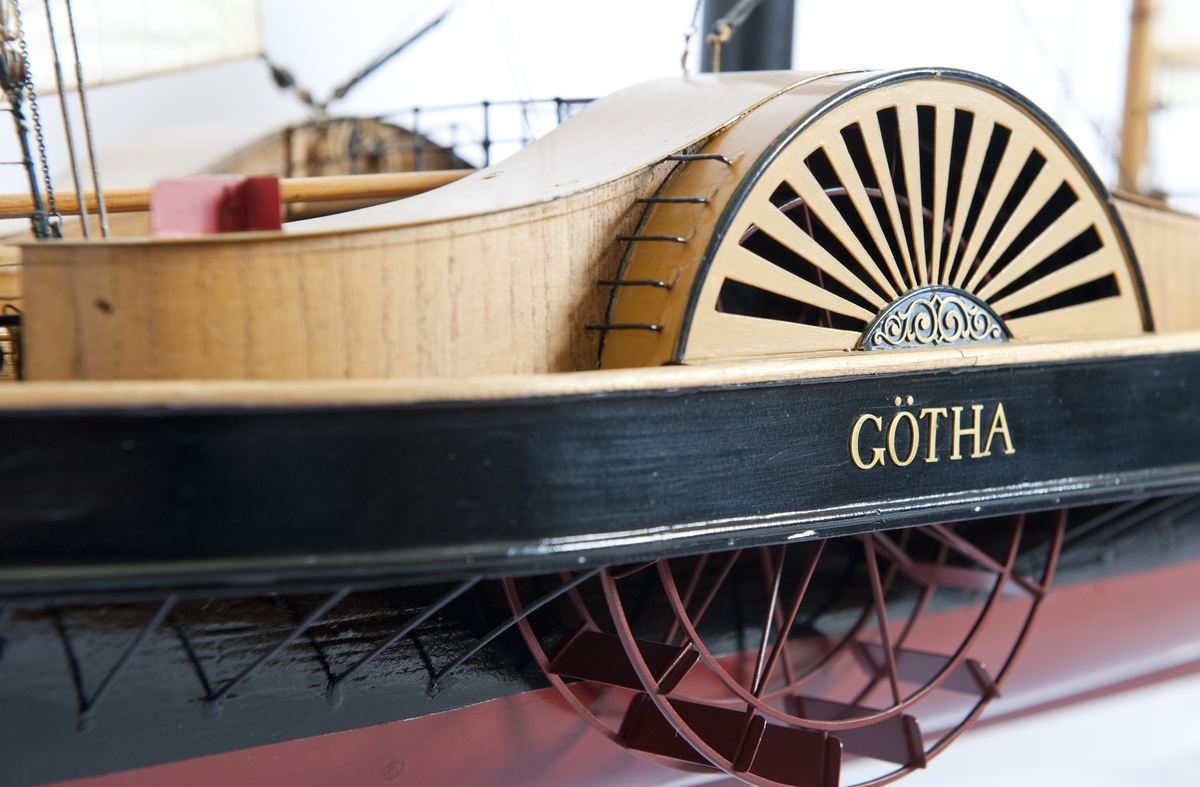Hjulångf. "Götha", fullt utrustad modell. Hjulhus med svängda tak. Skonertriggad. Halvdäckad med två skylight, 1 livbåt. Namn i guldbokstäver på hjulhussidan. Gulmålad inombords. 

Vattenlinjemodell