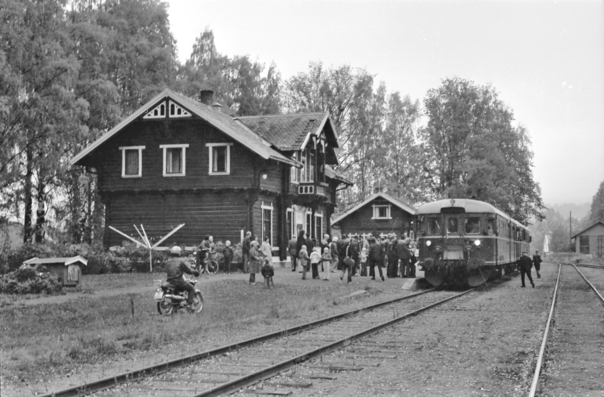 Ekstratog på Skreia stasjon med dieselmotorvogn BM 86F 09 og styrevogn BDFS 86 65 for Norsk Jernbaneklubb.