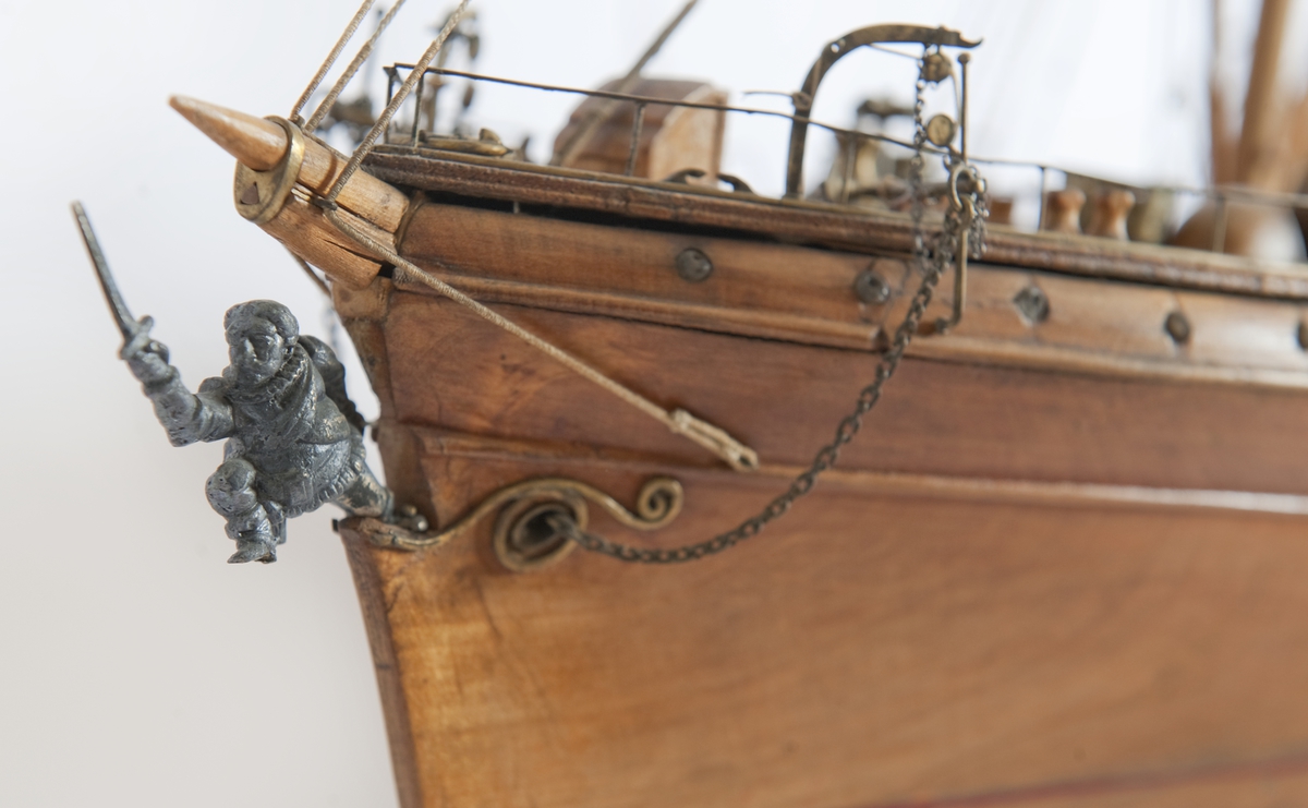 Fartygsmodell, hel i block av trä och metall, ångfartyget "Thor", skonertriggat med tre rår, stående och löpande rigg, tre lastbommar. Back med kapp, fördäck med två lastluckor, midskeppsbrygga med skorsten och styrhytt av mässing, halvdäck med skylight, 4 livbåtar i dävertar. Galjonsbild; svartmålad mansfigur med svärd. Träfärgat skrov med röd vattenlinje.